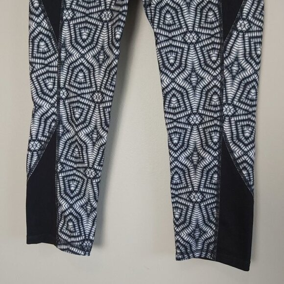 𝅺nwt Athleta Salutation Capris Black White S - Picture 3 of 13